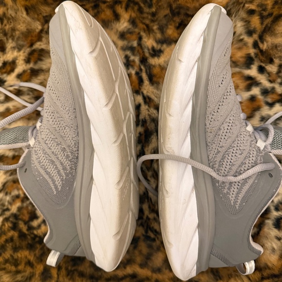 HOKA one one Akasa in Women’s size is 6.5 - Picture 8 of 14